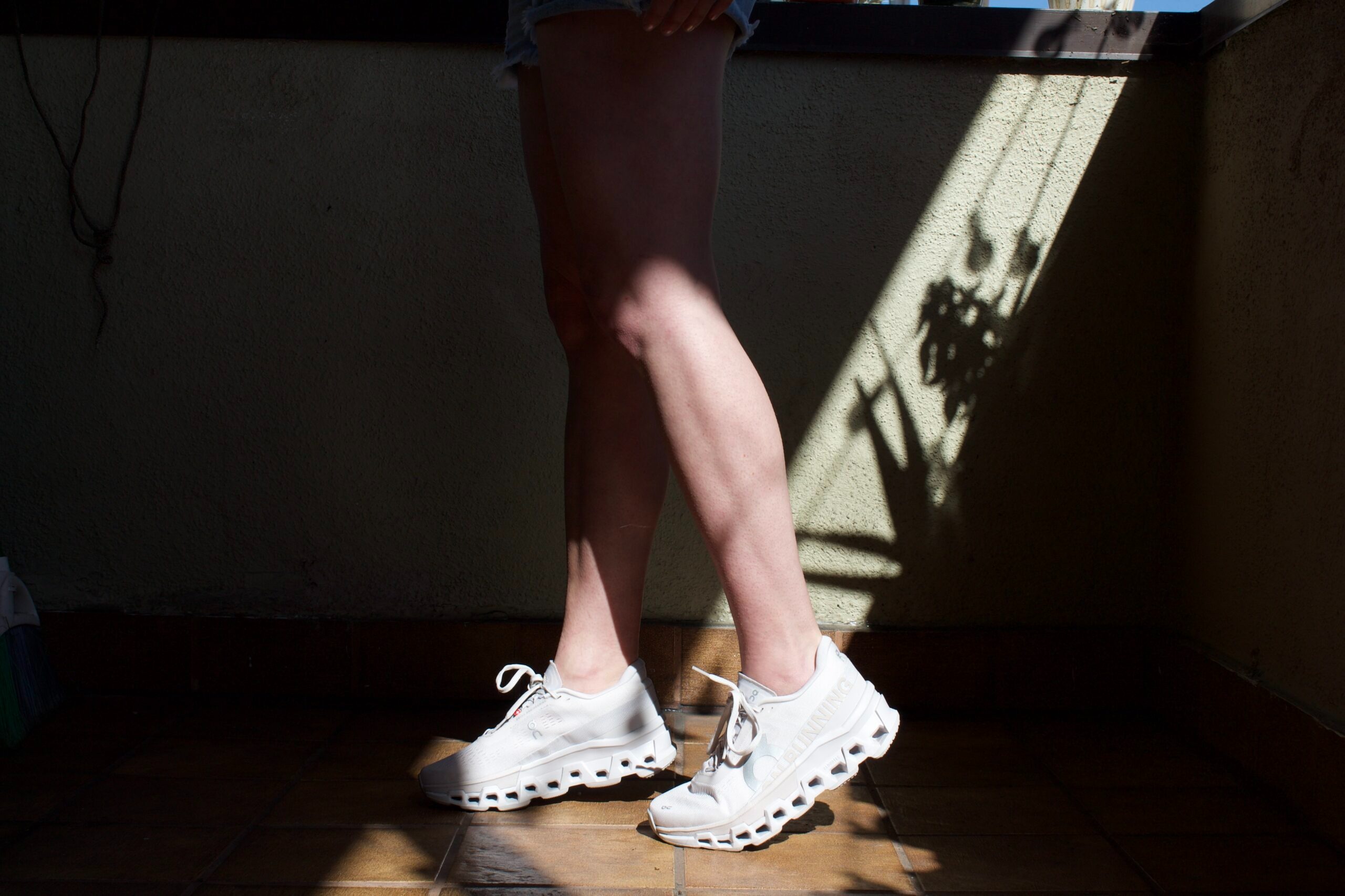 On Cloud Blancos: El zapato blanco que realmente sigue vigente.