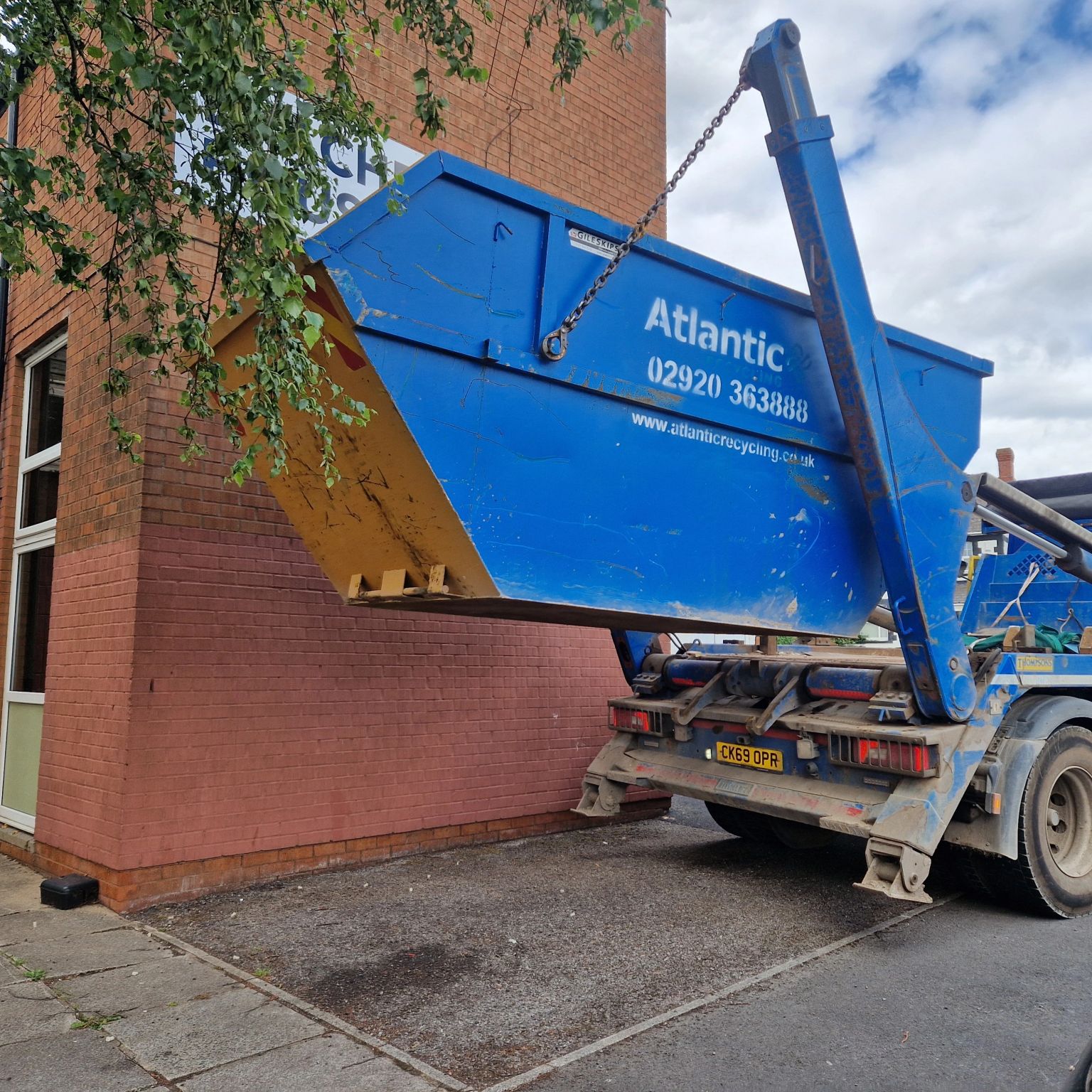 Why More People Choose Local Skip Hire Instead of National Companies