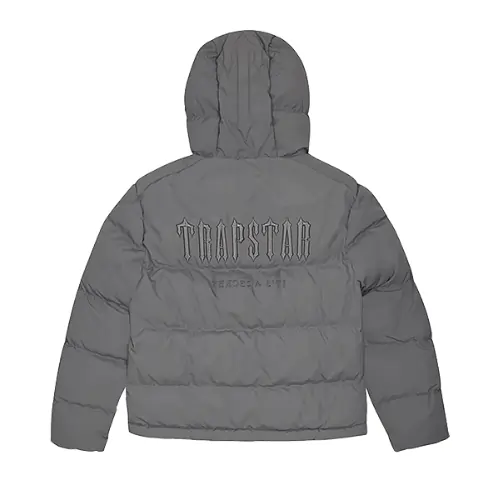 Kurtka Trapstar – jak stworzyć idealny outfit streetwearowy?